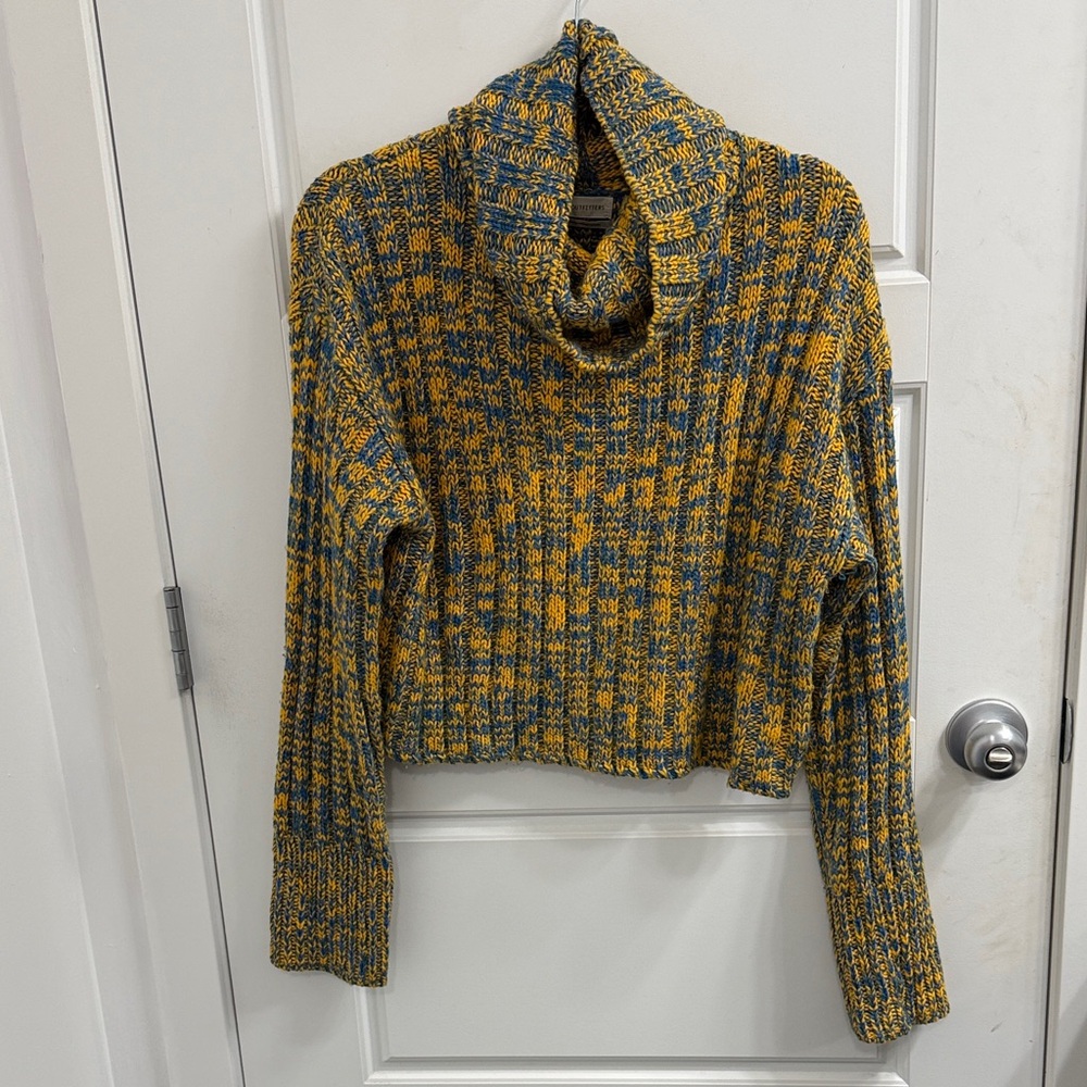 3/$30 Urban Outfitters Small Long Sleeve‎ Chunky knit Cowl Neck Crop Sweater